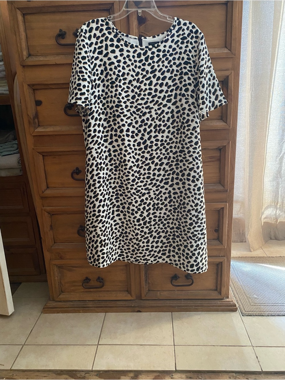 Women's Black and White Printed Shift Dress. Ann Taylor with lining on inside.